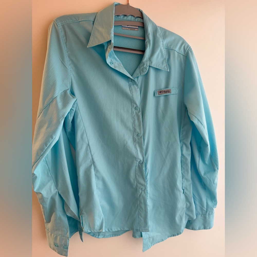 Teal blue women’s Columbia shirt size small.